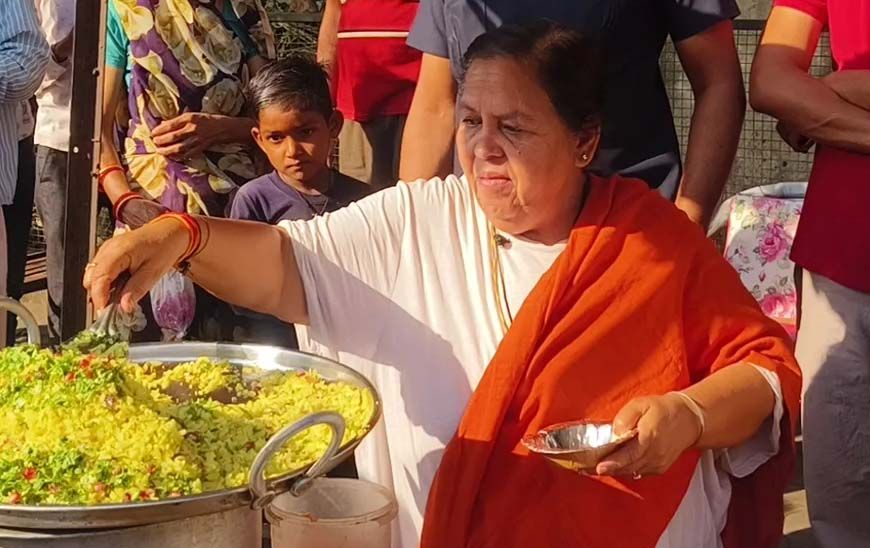 उमा भारती हाथठेला वालों के समर्थन में उतरीं, बंगले के सामने पोहा-जलेबी की दुकान लगाकर प्रशासन से की अपील