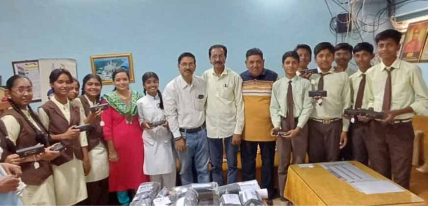 शासकीय उत्कृष्ट विद्यालय के 92 विद्यार्थियों को निःशुल्क चश्मों का वितरण