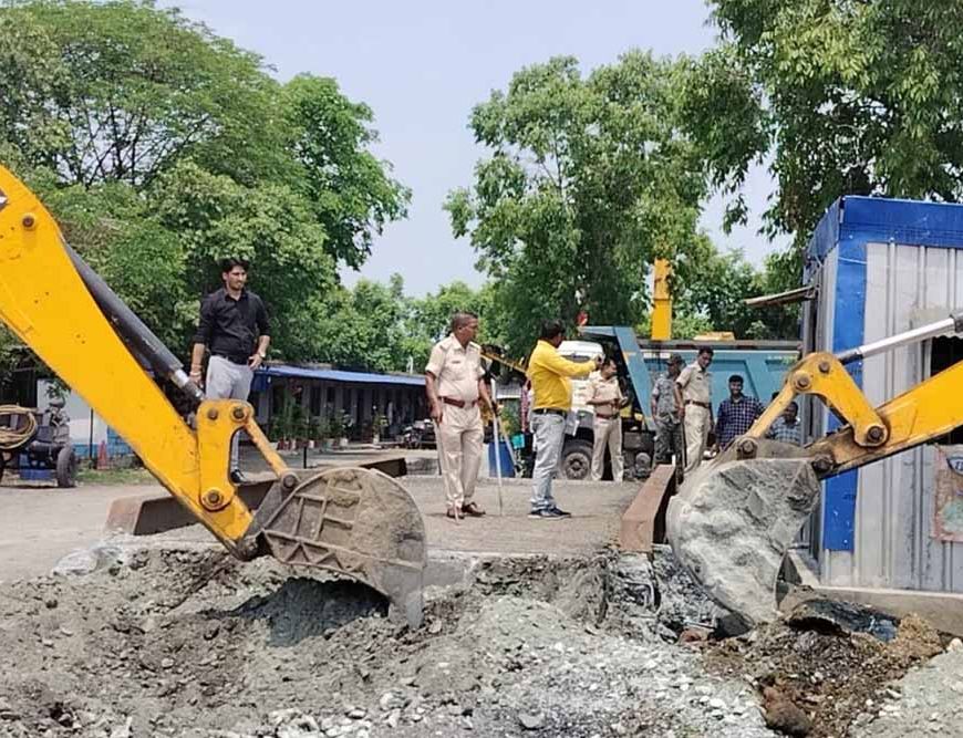 पोटका में चला बुलडोजर: पूर्वी सिंहभूम में प्रशासन की कार्रवाई, ठेकेदारों के अवैध निर्माण ढहाए