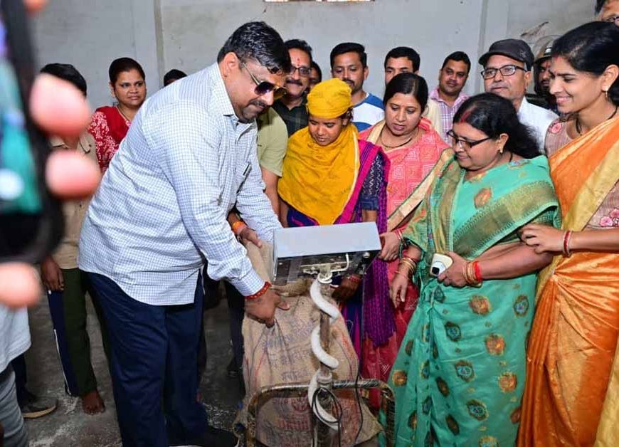 मंत्री गजेन्द्र यादव ने उचित मूल्य दुकान का किया औचक निरीक्षण