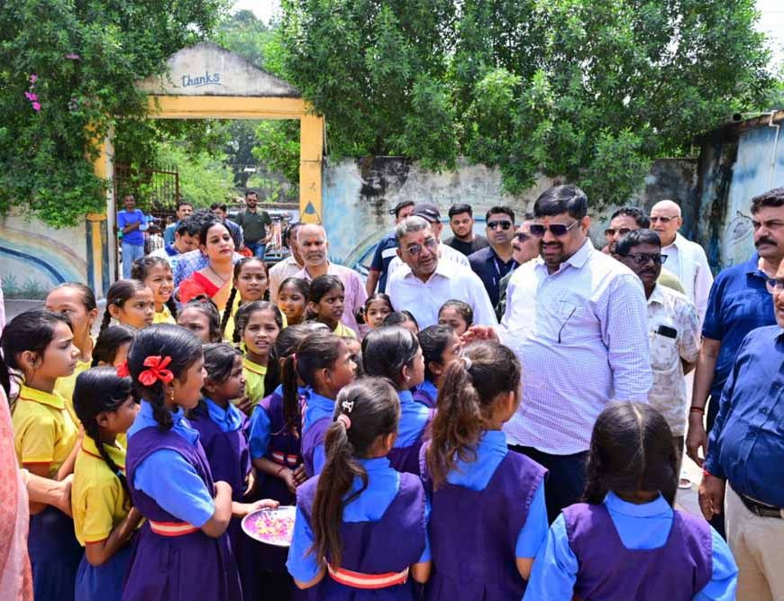 शिक्षा मंत्री गजेन्द्र यादव ने दुर्ग के प्राथमिक विद्यालय का किया निरीक्षण