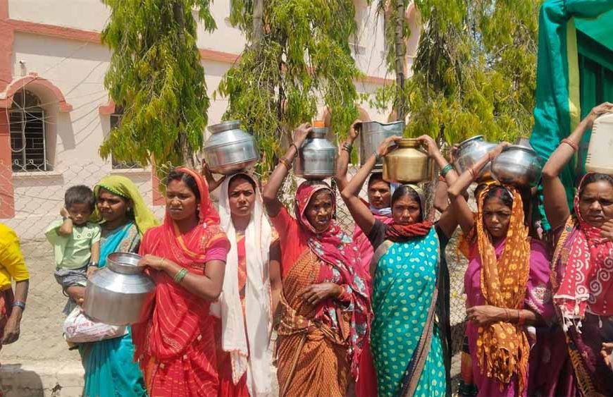 डिंडौरी में पानी का संकट चरम पर: नाले का पानी पी रहे ग्रामीण, खाली बर्तन लेकर पहुंचे जनसुनवाई में