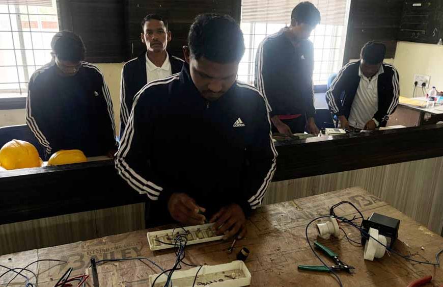 अंधेरे से उजाले की ओर- पुनर्वास नीति ने संवारा विनोद का भविष्य