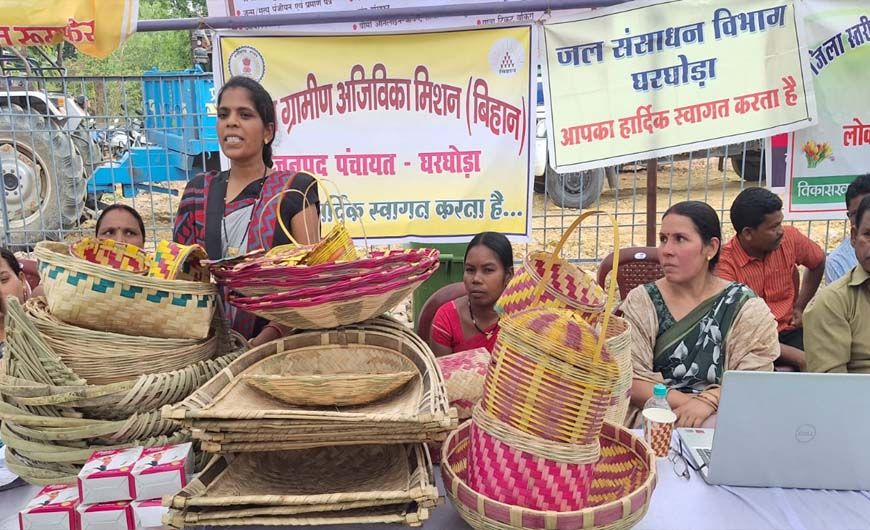 आत्मनिर्भरता की मिसाल बनीं ग्रामीण महिलाएं,  गृह उद्योग और हस्तशिल्प से संवर रहा भविष्य