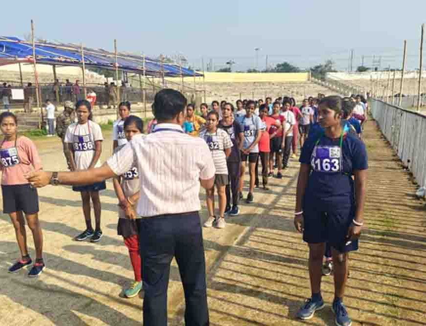 धनबाद में होमगार्ड भर्ती के लिए शारीरिक परीक्षा जारी, चिप और सीसीटीवी से रखी जा रही पैनी नजर