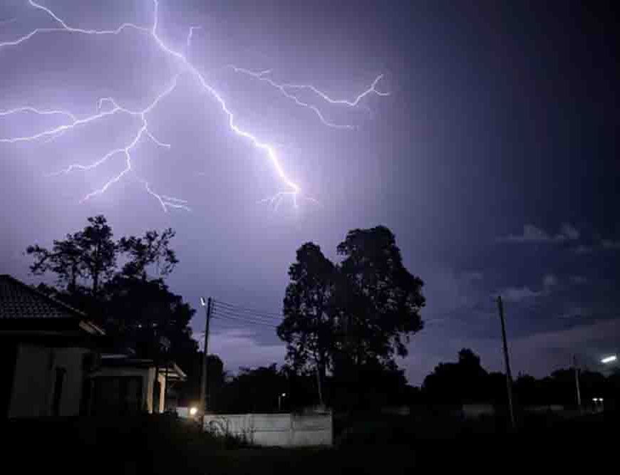 झारखंड के 17 जिलों में ओलावृष्टि और वज्रपात का ऑरेंज अलर्ट, 60 किमी की रफ्तार से चलेंगी हवाएं