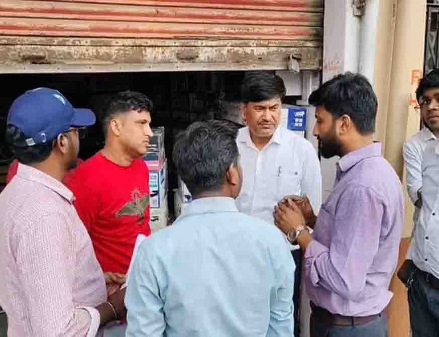 गढ़वा में गैस सिलेंडर की कालाबाजारी पर एसडीएम का छापा, 2700 रुपये में सिलेंडर बेचता दुकानदार गिरफ्तार