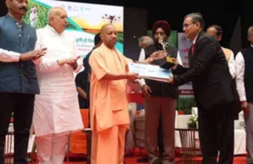 मुख्यमंत्री योगी ने वैज्ञानिकों को किया सम्मानित
