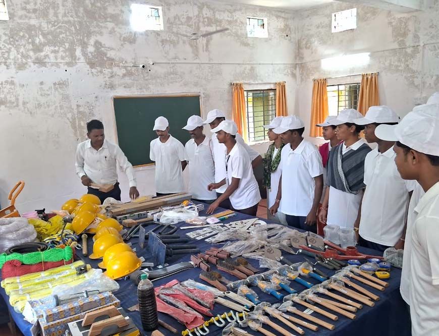 उत्तर बस्तर कांकेर : विशेष लेख : कभी बंदूक थामकर हिंसा करने वाले माओवादी अब सीख रहे हुनर