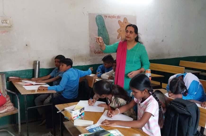 जबलपुर की शिक्षिका मंजू जायसवाल का अनोखा प्रयोग, चित्रों के जरिए बच्चों को सिखा रही हैं गणित, 95% रिजल्ट