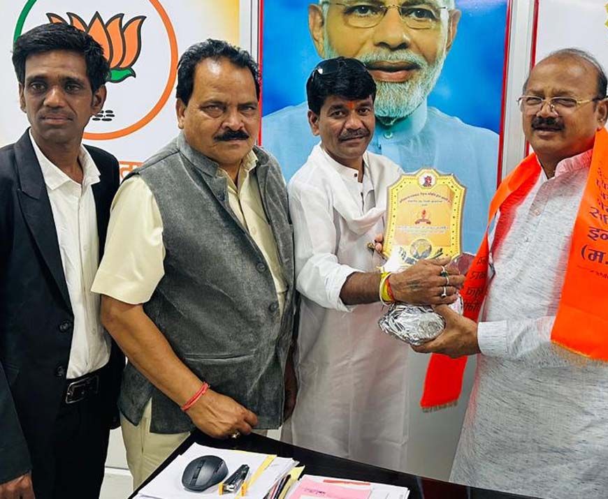 मंत्री दिलीप जायसवाल से मुलाकात, सम्मानित किए गए पत्रकार समिति के नेता