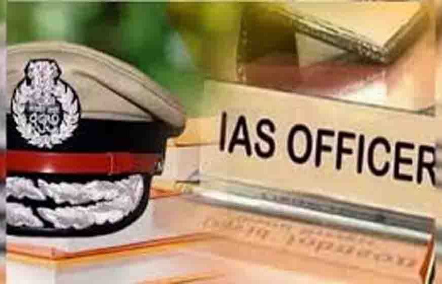 यूपी में बड़ी प्रशासनिक सर्जर,12 IPS और 5 IAS अधिकारियों का तबादला, महकमे में मचा हड़कंप
