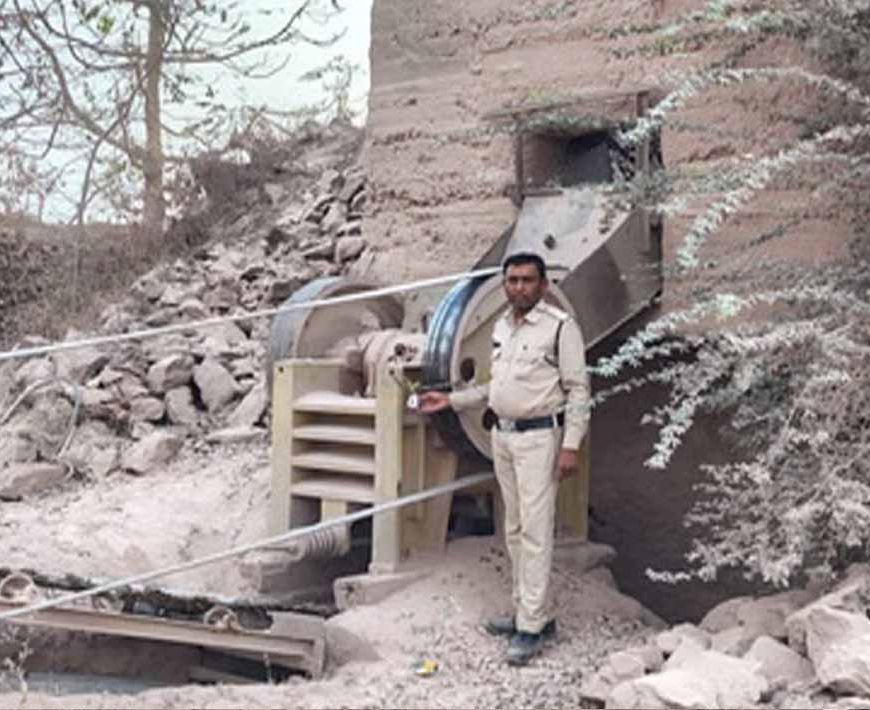 रायपुर में खनिज विभाग का बड़ा एक्शन: 2 चूना पत्थर खदानें सील, 7 हाइवा जब्त