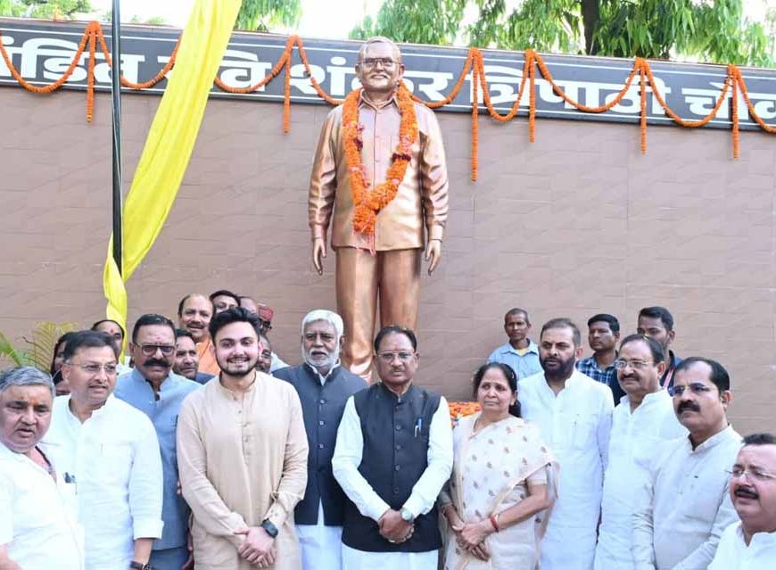अम्बिकापुर में पूर्व विधायक पंडित रविशंकर त्रिपाठी की प्रतिमा का अनावरण, सीएम विष्णु देव साय रहे मौजूद