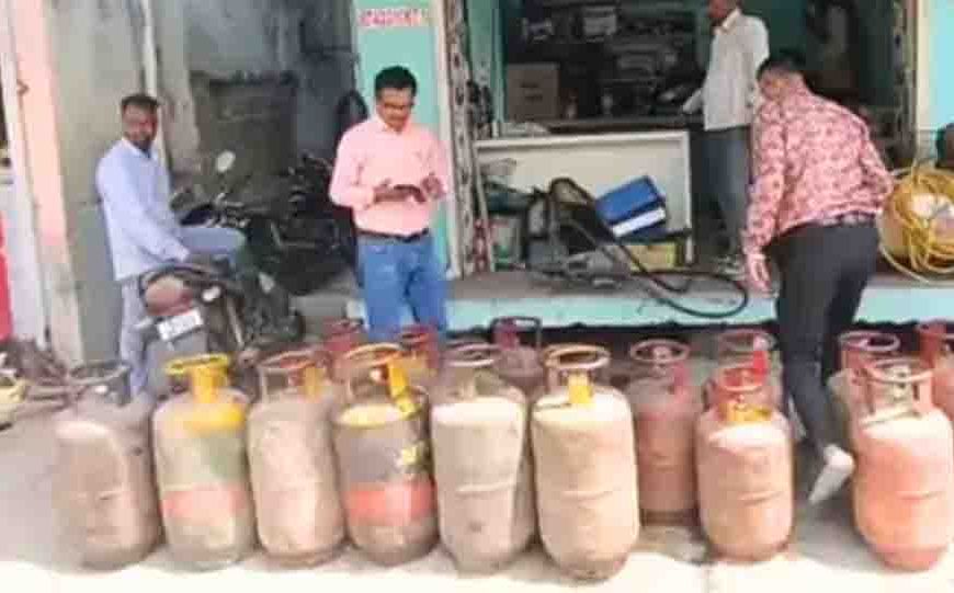 बांसवाड़ा में अवैध गैस रिफिलिंग नेटवर्क का भंडाफोड़, गैरेज पर छापेमारी कर 18 गैस सिलिंडर किए गए जब्त
