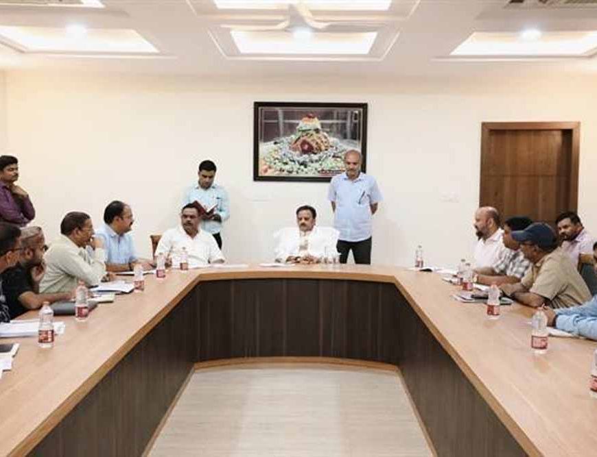 निर्माण बाधाओं को दूर कर किसानों के खेतों तक पानी पहुँचाने के दिए निर्देश : उप मुख्यमंत्री शुक्ल