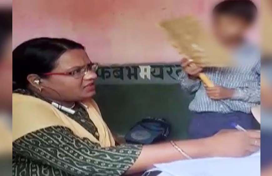 कान में ईयरफोन और हाथ में मोबाइल, मासूम छात्र से मैडम बोलीं- पंखा करो; वीडियो हुआ वायरल