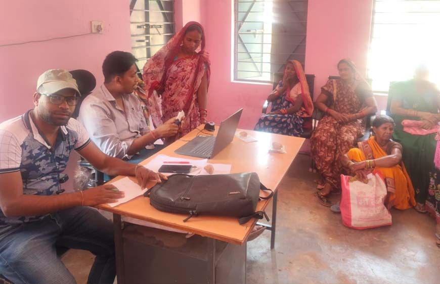 महतारी वंदना योजना में केवाईसी सर्वर बना परेशानी का कारण, घंटों इंतजार के बाद भी निराश लौटी महिलाएं