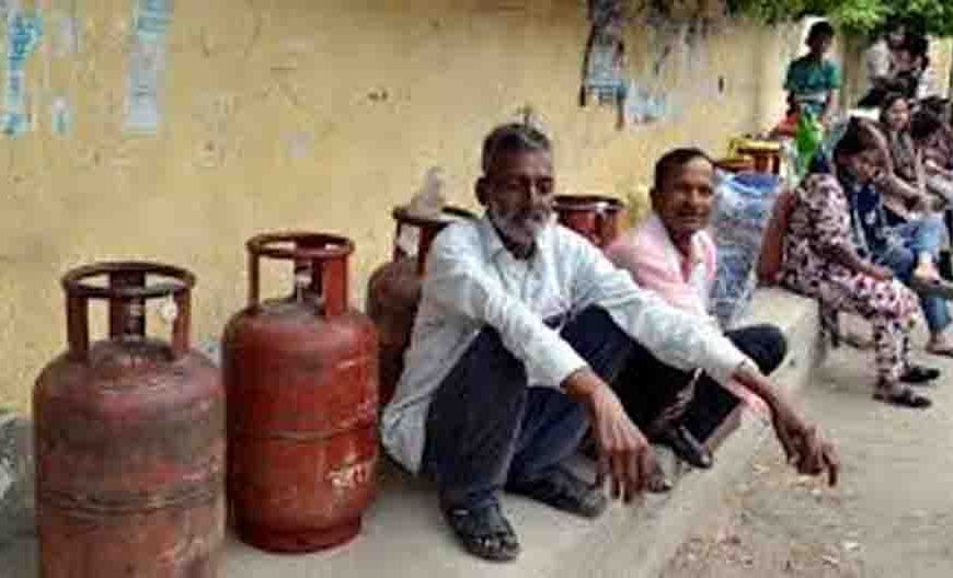 करनाल में अब नहीं होगी गैस की किल्लत, प्रवासी मजदूरों के लिए 'छोटू सिलिंडर' की सप्लाई शुरू और ब्लैक मार्केटिंग पर लगेगी लगाम