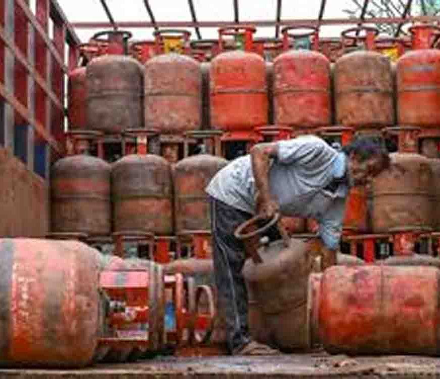 दिल्ली में गैस किल्लत से मचा हाहाकार, छोटे सिलिंडर न मिलने से मध्यम वर्ग और प्रवासियों की रसोई का बजट बिगड़ा