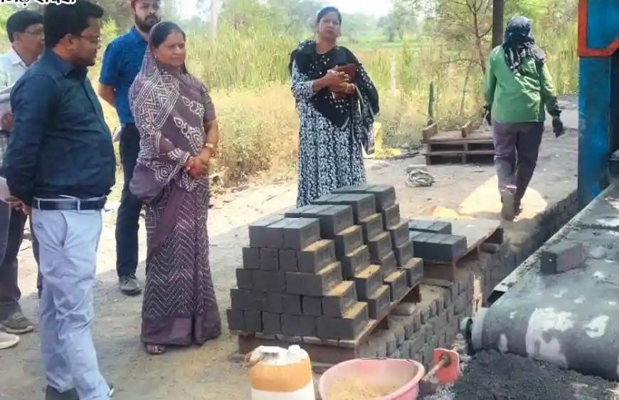 महासमुंद : सीईओ जिला पंचायत नंदनवार ने किया आजीविका संवर्धन केंद्रों का निरीक्षण