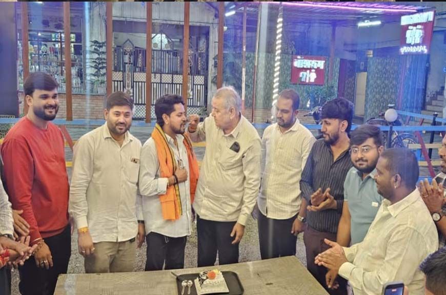 छत्तीसगढ़ के उत्कृष्ट विधायक डॉ धर्मजीत सिंह के नेतृत्व में मनाया गया जिला उपाध्यक्ष निलेश ठाकुर का जन्मदिवस