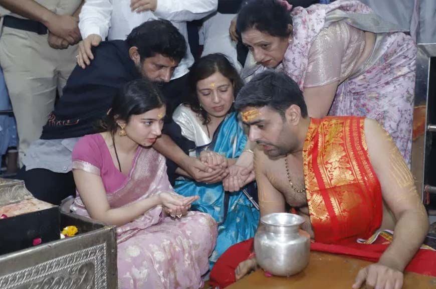 1700 करोड़ के पार 'धुरंधर', महाकाल के दर पहुंचे सारा-अर्जुन, टेका माथा