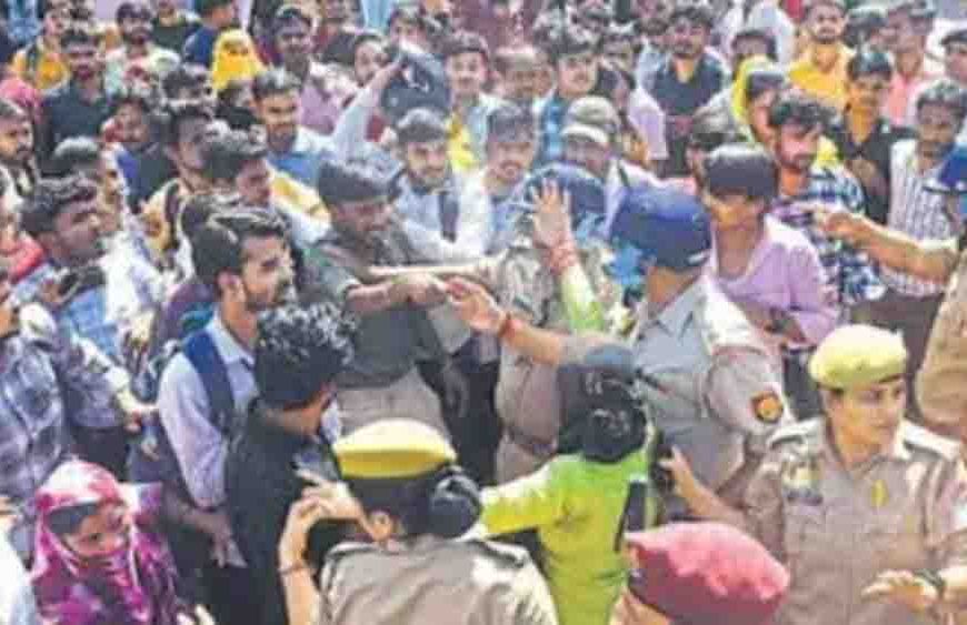 नोएडा फेज-2 में वेतन वृद्धि को लेकर श्रमिकों का हंगामा