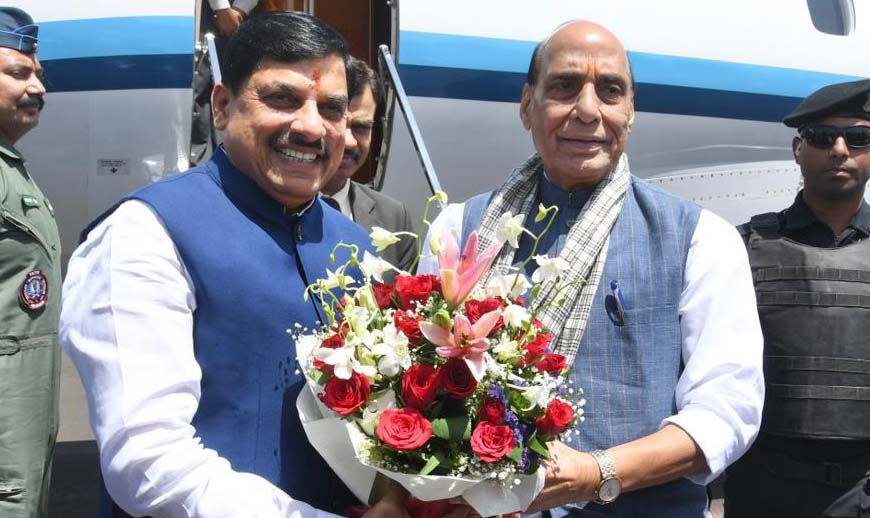 मुख्यमंत्री डॉ. यादव ने की केंद्रीय रक्षा मंत्री राजनाथ सिंह की आत्मीय अगवानी