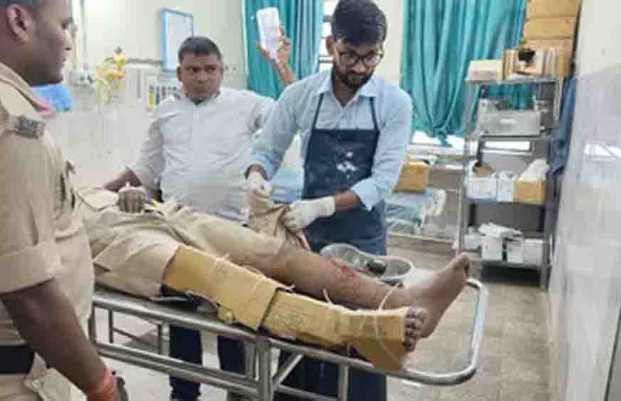 शिवहर अस्पताल में दारोगा के जुगाड़ इलाज की तस्वीर वायरल