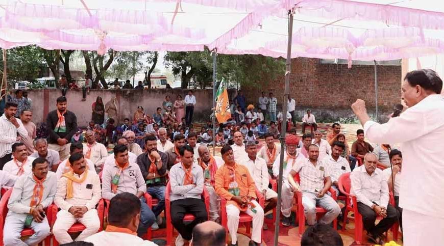 उप मुख्यमंत्री देवड़ा गांव चलो अभियान में सीधे जुड़े किसानों से जनसंवाद का बना प्रभावी माध्यम