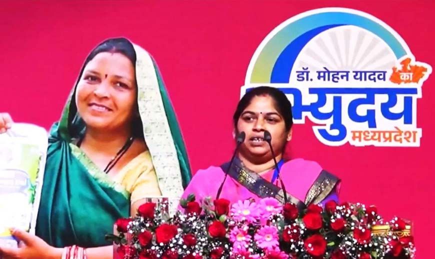 नारी शक्ति वंदन-हौसलों की उड़ान: हवाई जहाज़ से उड़ान भरने वाली गांव की पहली बहू मीनाक्षी