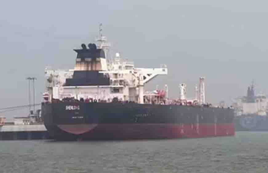 होर्मुज जलडमरूमध्य में बढ़ी हलचल: 16 जहाजों की आवाजाही, तेल आपूर्ति में राहत के संकेत