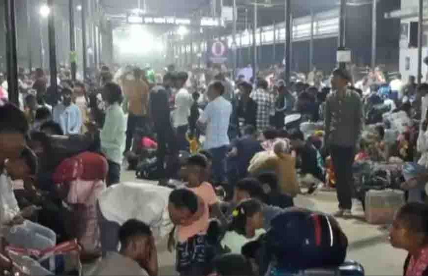 सूरत में गैस संकट से हाहाकार, सिलेंडर की कमी से हजारों श्रमिकों का पलायन