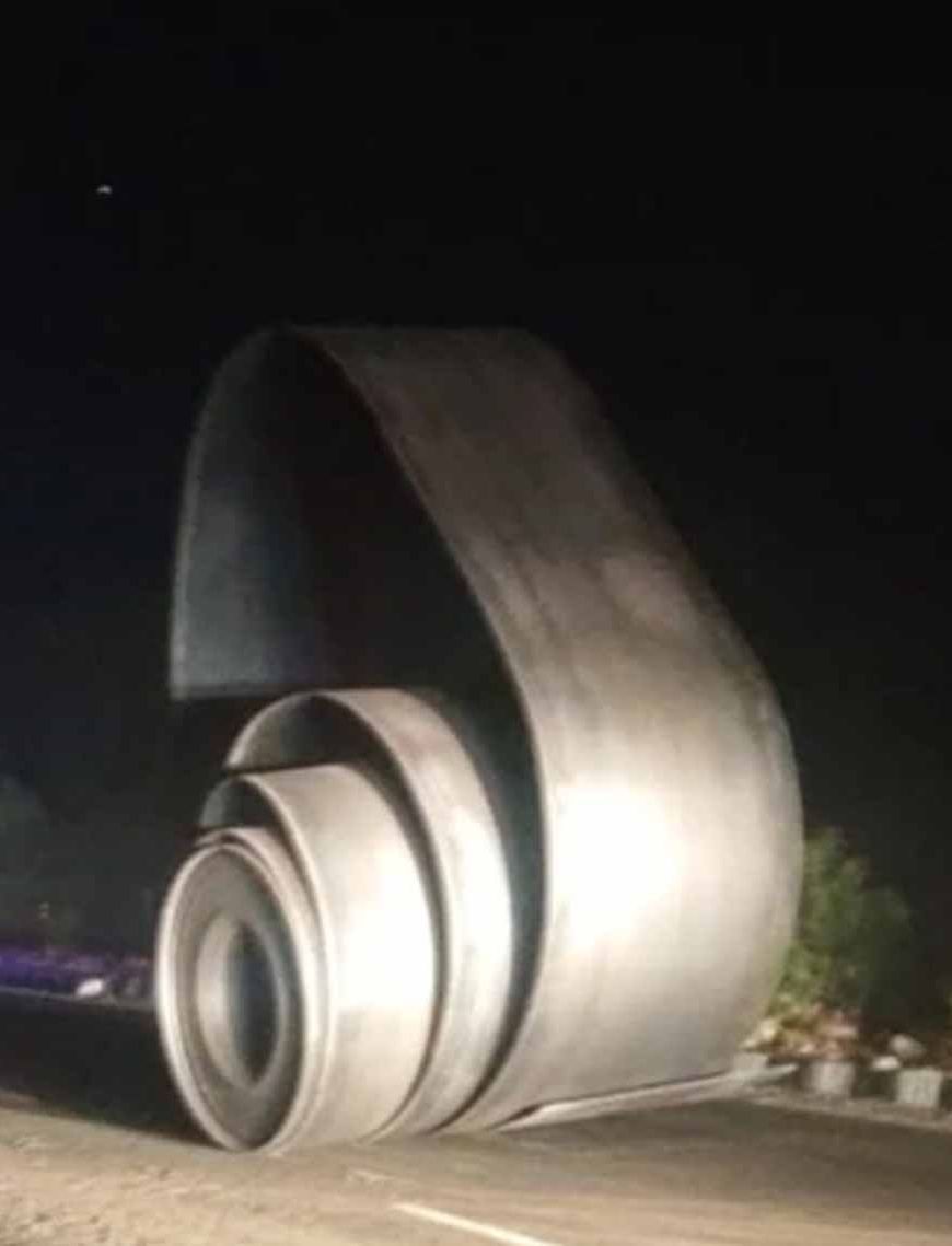 इंदौर में दर्दनाक हादसा: ट्रक से स्टील रोल गिरा, 5 वाहन टकराए, एक की मौत