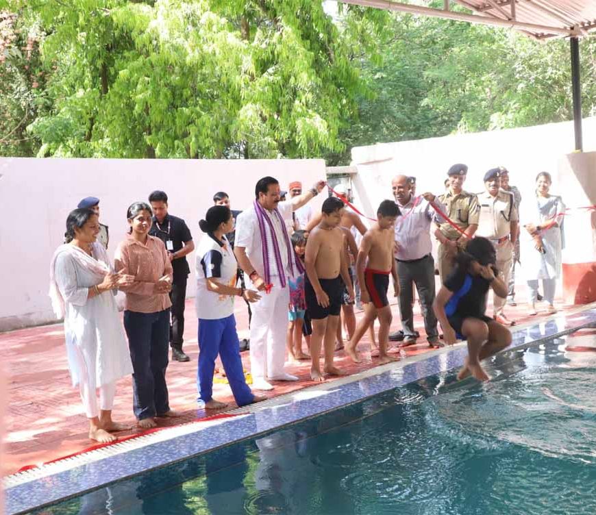 राज्यमंत्री डॉ. गौतम टेटवाल ने शासकीय स्विमिंग पूल का किया लोकार्पण
