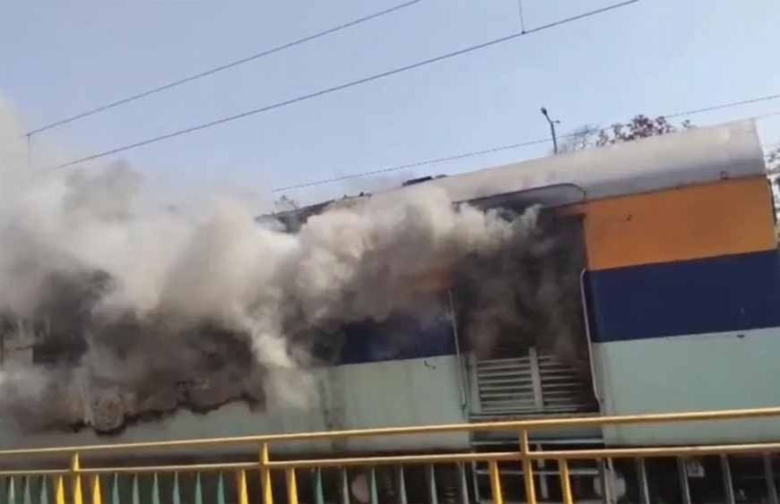 शहडोल में बड़ा रेल हादसा टला, ब्यौहारी स्टेशन पर खड़ी ट्रेन की बोगी में भीषण आग से मचा हड़कंप