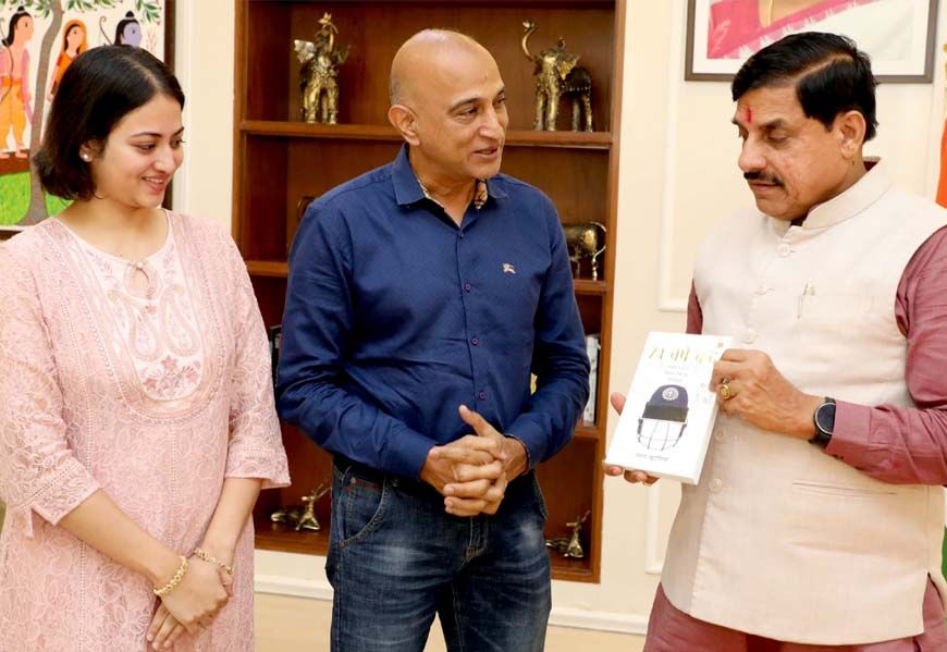 मुख्यमंत्री डॉ.यादव ने क्रिकेटर और कोच अमय खुरासिया की पुस्तक 74 वर्ष बाद पुस्तक का विमोचन किया