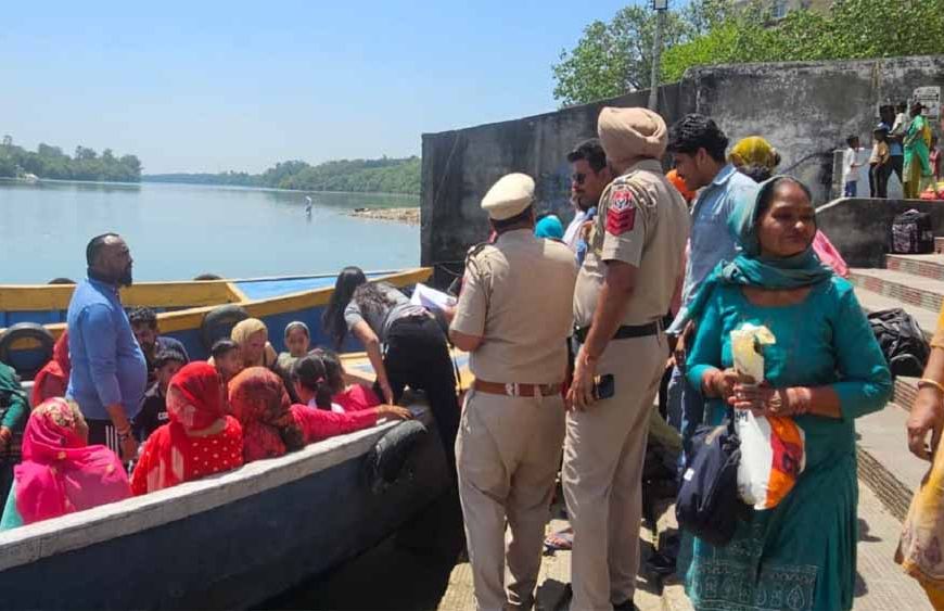 बैसाखी पर नंगल में आस्था का सैलाब: सतलुज झील में श्रद्धालुओं ने लगाई डुबकी