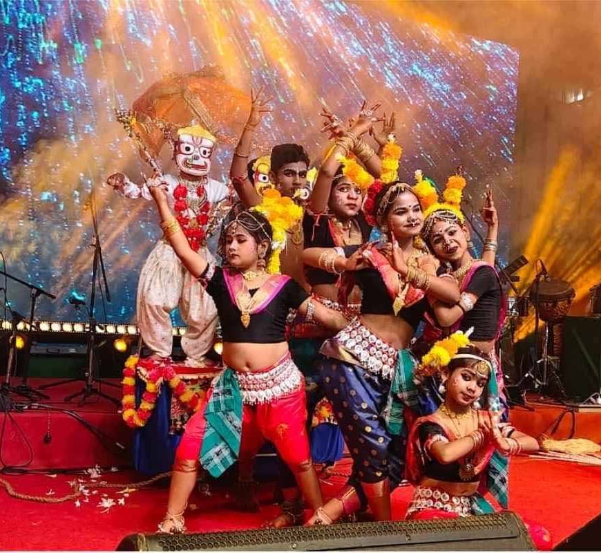 सरायकेला में चैत्रपर्व छऊ महोत्सव का रंगारंग समापन, कलाकारों ने बांधा समां