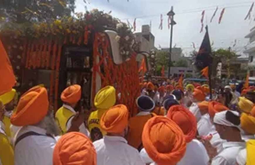 खालसा स्थापना दिवस पर जालंधर में भव्य नगर कीर्तन, हेलीकॉप्टर से हुई फूलों की वर्षा