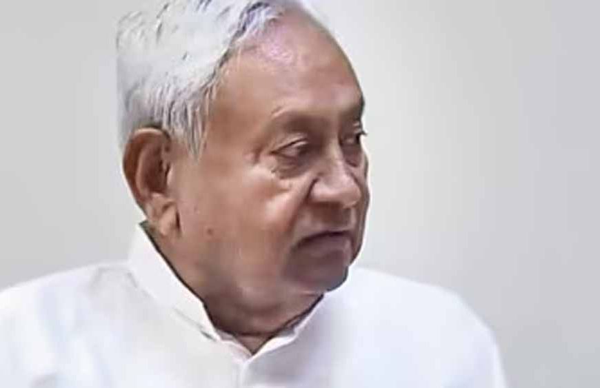 नीतीश सरकार ने आचार नियमावली बदली, बिना अनुमति सोशल मीडिया पर रोक