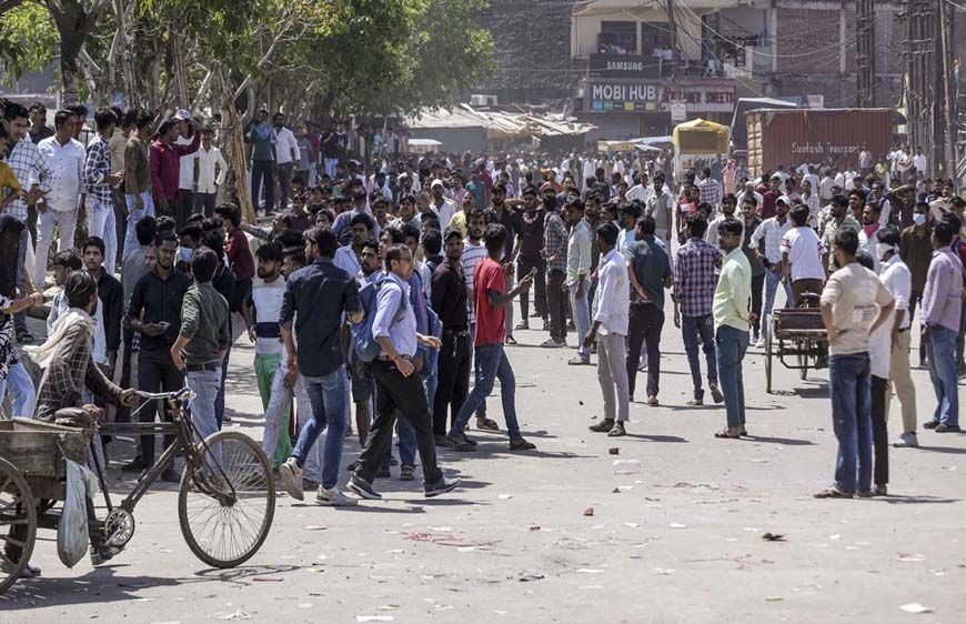 20 हजार सैलरी की डिमांड पर अड़े कर्मचारी, फैक्ट्रियों में काम बंद, पुलिस पर पत्थरबाजी