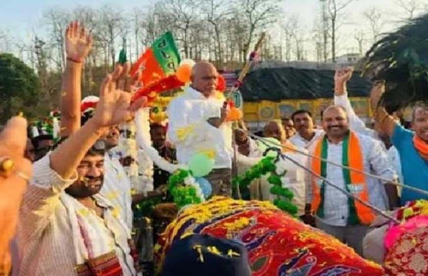 बैतूल विधायक हेमंत खंडेलवाल का अनोखा अंदाज, बैलगाड़ी पर सवार होकर ‘गांव-बस्ती चलो अभियान’ को दी गति