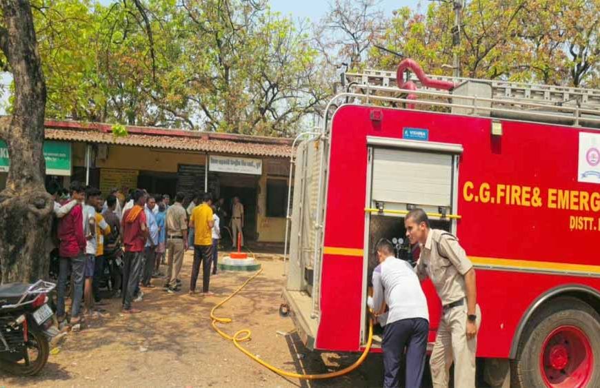 जिला सहकारी बैंक में आग का कहर: शॉर्ट सर्किट से कंप्यूटर और दस्तावेज जलकर खाक