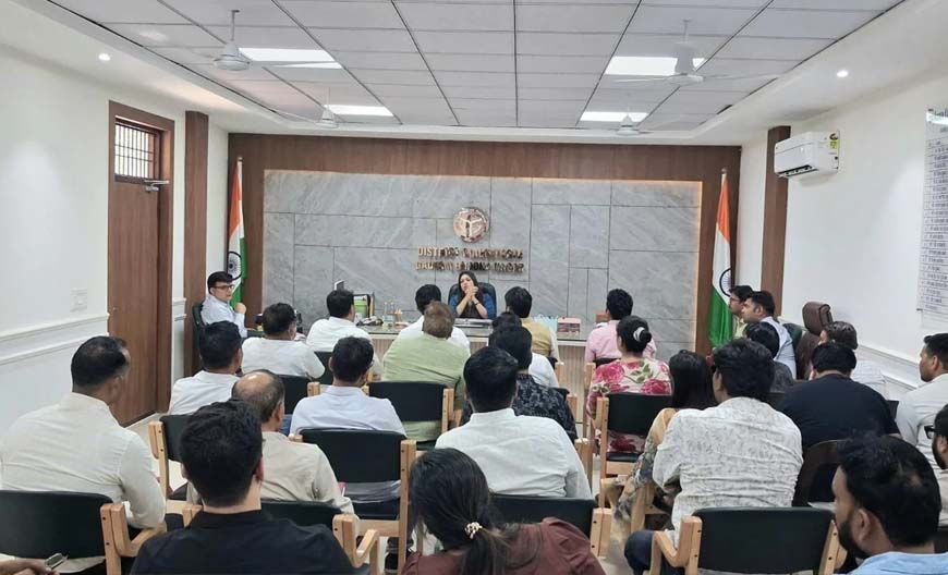 डीएम गौतमबुद्धनगर की अध्यक्षता में विभिन्न औद्योगिक इकाइयों की आउटसोर्सिंग एजेंसी/संविदाकारों की बैठक