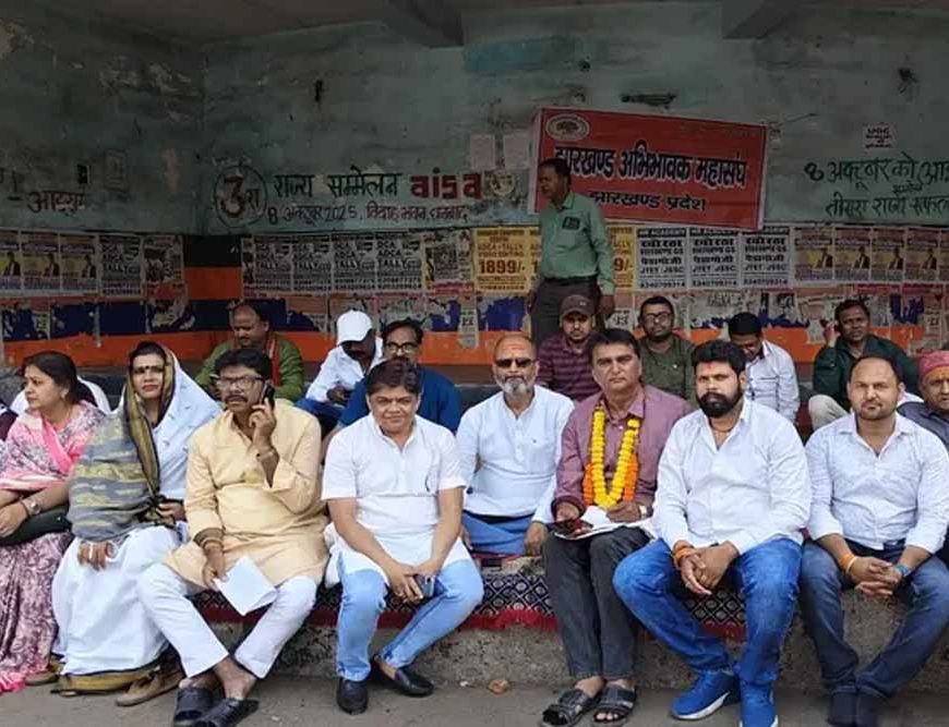 धनबाद में अभिभावकों का धरना, निजी स्कूलों की फीस वसूली पर उठे सवाल