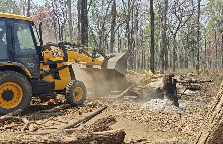 धमतरी जंगल में बड़ा एक्शन: अवैध कब्जों पर चला बुलडोजर, प्रशासन सख्त