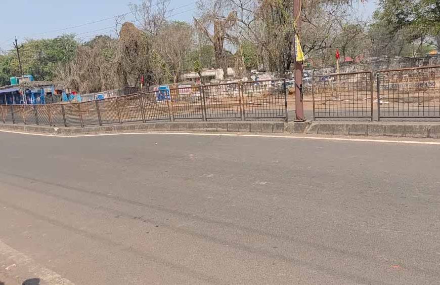 धनबाद-बोकारो रोड पर बड़ा खतरा: जहरीली गैस रिसाव से सड़क 2 फीट धंसी, पुलिस ने लगाया बैरिकेड