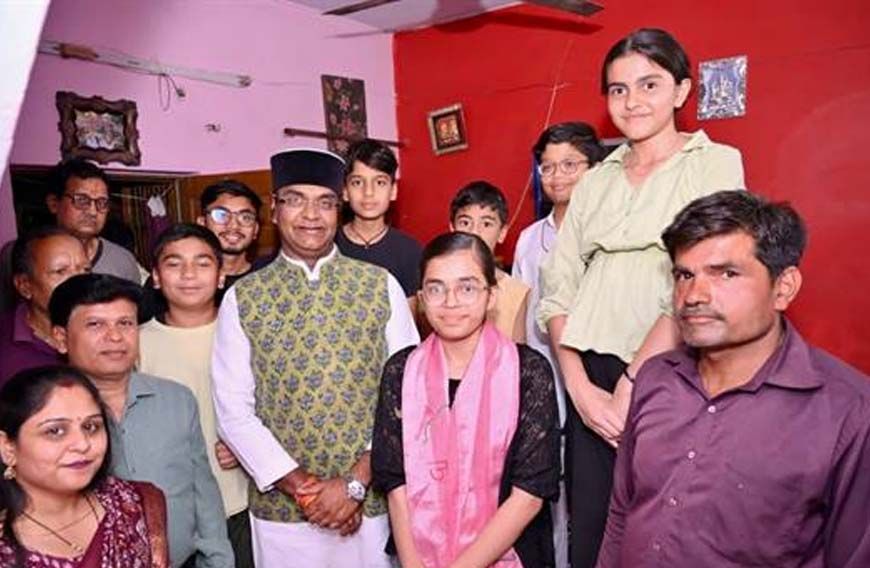 नरेला की बेटी हिमांशी ने रचा इतिहास, मंत्री सारंग ने घर पहुंचकर बढ़ाया हौसला : लैपटॉप देने का किया वादा